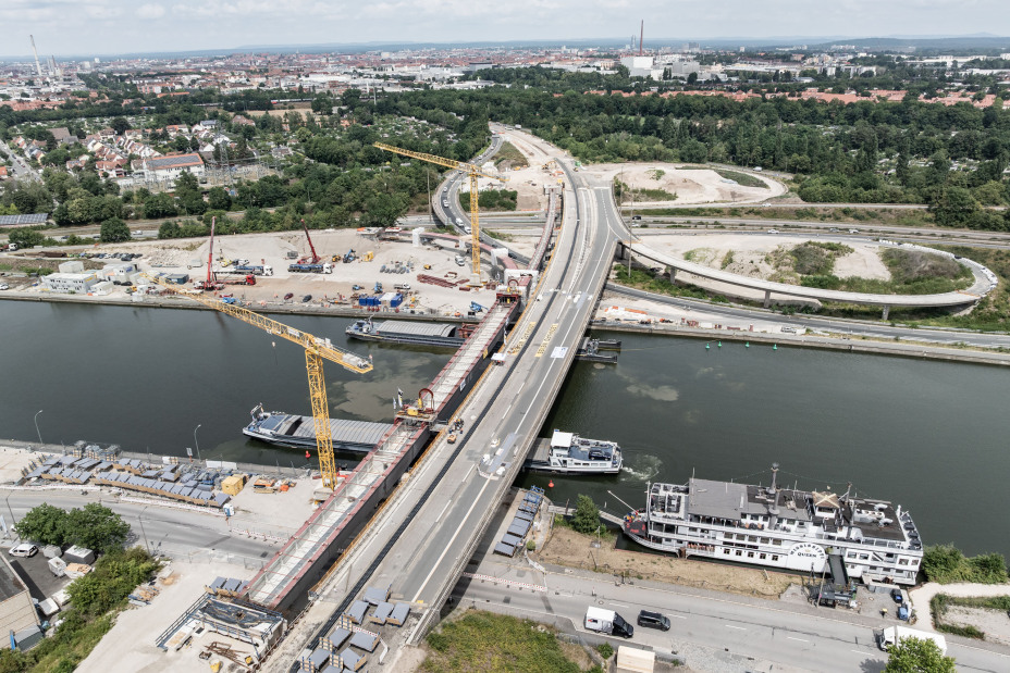 Das Brückenteil ist an seinem Platz., Bild © Christian Höhn / Stadt Nürnberg