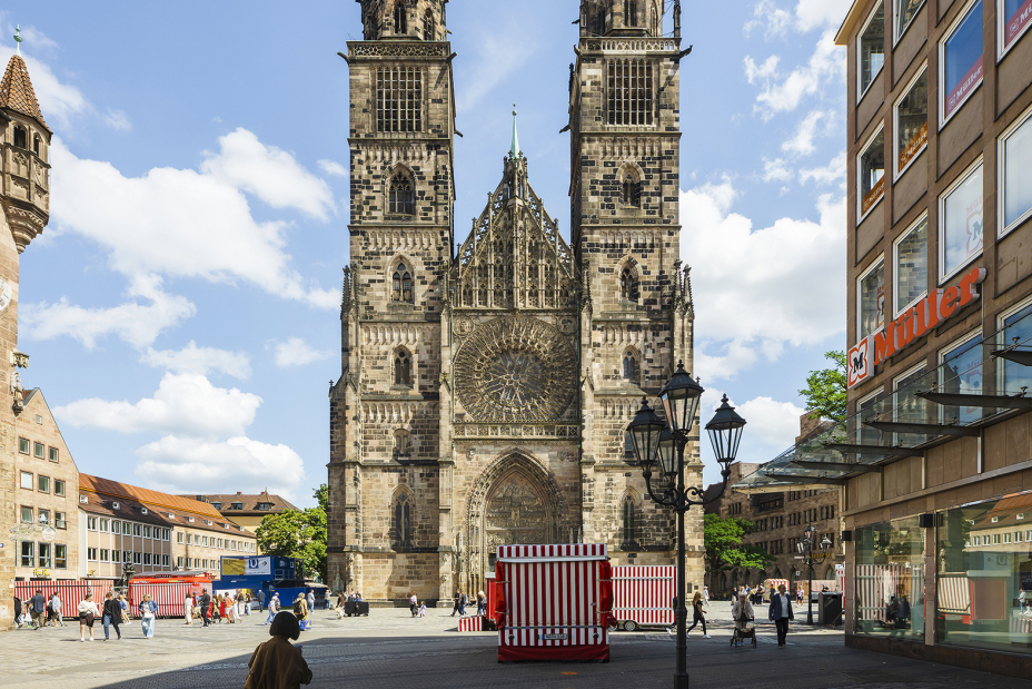 Neben St. Elisabeth und dem Em-eukal-Haus steht auch die Lorenzkirche zur Wahl. Ihre fein gegliederte Fassade lädt dazu ein, künstlerisch mit der Architektur zu spielen.