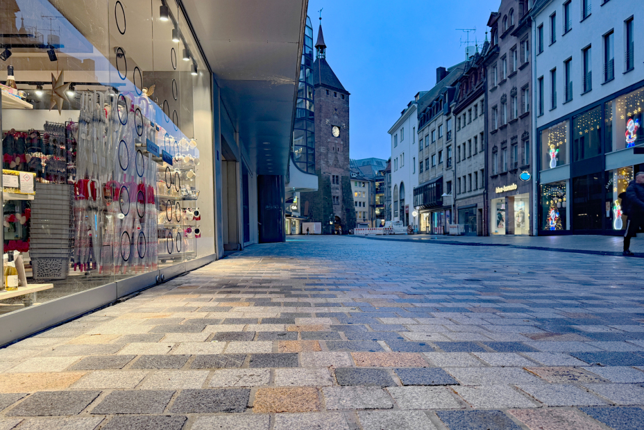 Um ein einheitliches und durchgängiges Erscheinungsbild zu erreichen, wird der Oberflächenbelag hier in Anlehnung an die bereits neu gestalteten Platzflächen um den Weißen Turm mit Granitgroßpflaster in verschiedenen granittypischen Farbnuancen ausgeführt., Bild © André Winkel / Stadt Nürnberg