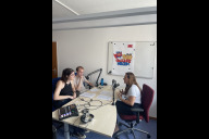 Bild Bildungshelden on Air – Podcast mit Geschichten, die Schule machen: Ellen Disch und Levin Lemkemeier im Podcast mit Referentin Cornelia Trinkl (rechts).