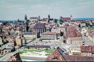Bild Die nördliche Altstadt vom Turm der Lorenzkirche aus aufgenommen. Der Wiederaufbau ist in vollem Gange, doch noch künden Brachenflächen von der Zerstörung im Zweiten Weltkrieg. Foto Hochbauamt, um 1956. (StadtAN A 55 Nr. I-35-6-6)