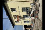 Bild Seit März 2025 finden im früheren Bahnhof Dutzendteich Rohbauarbeiten statt. Über eine Schuttrampe wird abgebrochenes Material nach Außen zur Entsorgung transportiert.