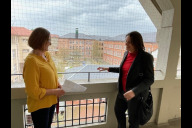 Bild Michaela Bauer, Leiterin des Nachbarschaftshauses Gostenhof, (links) gemeinsam mit der Referentin für Jugend, Familie und Soziales der Stadt Nürnberg, Elisabeth Ries, bei einer gemeinsamen Begehung des Nachbarschaftshauses Gostenhof am Mittwoch, 3. April 2024.