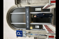 Bild Volker Wolfrum, Leiter des Amts für Existenzsicherung und soziale Integration – Sozialamt der Stadt Nürnberg, am Eingang des Nachbarschaftshauses Gostenhof.