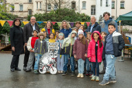 Bild Beim Jubiläumsfest im Spielhof der Knauerschule am Dienstag, 14. April 2026 (hintere Reihe v. li.): Jugendamtsleiterin Dr. Kerstin Schröder, Bürgermeister Christian Vogel, Familienreferentin Elisabeth Ries, Stadträtin Helmine Buchsbaum, Cornelia Scharf, Geschäftsführerin der Kinderkommission, Schulleiter Markus Schmeiser und Michael Malcherek, Jugendamt, Spielflächenplanung und Beteiligung, mit Kindern der Knauerschule. 