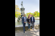 Bild Am Neptunbrunnen haben Oberbürgermeister Marcus König (li.), Hochbauamtsmitarbeiterin Manuela Grünzinger und Planungs- und Baureferent Daniel F. Ulrich die Brunnensaison am heutigen Dienstag, 30. April 2024, offiziell eingeläutet.