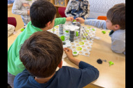 Bild Beim Forschertag konnten die Kinder im Hort Hermann-Kolb-Straße allerlei ausprobieren und bauen, wie hier eine magnetische Kugelbahn. Am Mittwoch, 19. November 2025, zeichnete die Industrie- und Handelskammer (IHK) Nürnberg für Mittelfranken den städtischen Kinderhort Hermann-Kolb-Straße zum dritten Mal mit dem Zertifikat „Kinder forschen“ aus.