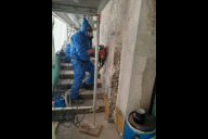 Bild Im Juni 2024 wurde an der Fassade der Zeppelintribüne schadstoffhaltiger Putz als Voraussetzung für die umfangreichen Instandsetzungsmaßnahmen entfernt.