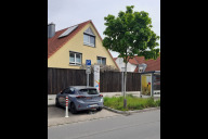 Bild Der Mobilpunkt in der Bielefelder Straße mit amtlicher Beschilderung und Stele nahe der ÖPNV-Haltestelle.