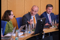 Bild In seiner Sitzung am Mittwoch, 7. Mai 2025, informierte sich der Stadtrat über die Bedeutung der Europäischen Union (EU) für Nürnberg. Zu Gast war Wolfgang Bücherl (Mitte), Leiter der Regionalvertretung der Europäischen Kommission in München, mit Dr. Andrea Heilmaier (links), Wirtschafts- und Wissenschaftsreferentin, und Oberbürgermeister Marcus König.