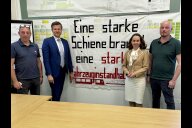 Bild Der Erhalt des traditionsreichen Instandhaltungswerks der Deutschen Bahn am Hasenbuck ist für die Stadt Nürnberg von zentraler Bedeutung. Oberbürgermeister Marcus König (Zweiter von links) und Wirtschafts- und Wissenschaftsreferentin Dr. Andrea Heilmaier (Zweite von rechts) haben sich bei einem gemeinsamen Besuch vor Ort mit Mitgliedern des Betriebsrats über die aktuelle Lage informiert und die volle Unterstützung der Stadtspitze zugesichert.