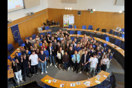 Bild Rund 70 Schülerinnen und Schüler aus verschiedenen Nürnberger Schulen haben sich am Freitag, 16. Mai 2025, im Großen Sitzungssaal des Nürnberger Rathauses beim ersten Europatag für Schulen mit der Frage beschäftigt: „FuturEU – Welche Zukunft bietet mir Europa?“