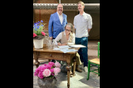 Bild Bürgermeister Christian Vogel, Karin Wurdak und Carlo Koch (von links) unterzeichnen den Pachtvertrag für die Volksbad-Gastronomie in den Räumen der künftigen Gastronomie im Volksbad am Mittwoch, 4. Juni 2025.