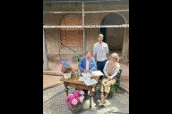 Bild Bürgermeister Christian Vogel, Carlo Koch und Karin Wurdak (von links) unterzeichnen den Pachtvertrag für die Volksbad-Gastronomie in den Räumen der künftigen Gastronomie im Volksbad am Mittwoch, 4. Juni 2025.