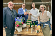 Bild Projektleiter Joachim Lächele, Bürgermeister Christian Vogel, Carlo Koch und Karin Wurdak (von links) nach Unterzeichnung des Vertrags im Volksbad am Mittwoch, 4. Juni 2025.