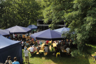 Bild Publikum vor der Außenbühne im Garten des Kulturladens Loni-Übler-Haus, aufgenommen beim Loni-Sommerfest 2024.