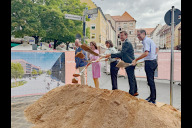 Bild Erster Spatenstich auf dem Obstmarkt. Mit einem gut gezielten Sandwurf beginnt die Baustelle im Herzen der Nürnberger Altstadt mit  (v.l.n.r.): Bürgermeister und Erster Sör-Werkleiter Christian Vogel, Dr. Kerstin Engelhardt-Blum, Regierungspräsidentin von Mittelfranken, Umweltreferentin Britta Walthelm, Oberbürgermeister Marcus König sowie Daniel F. Ulrich, Planungs- und Baureferent der Stadt Nürnberg.