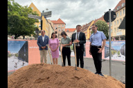 Bild Erster Spatenstich auf dem Obstmarkt. Oberbürgermeister Marcus König sagt: „Was heute noch eine breite, graue Straße ist, gestalten wir neu zu einem Platz mit hoher Aufenthaltsqualität, der Menschen verbindet und durch Bäume, Schattenplätze, Wasser und Raum zum Verweilen einlädt." V.l.n.r.: Bürgermeister und Erster Sör-Werkleiter Christian Vogel, Dr. Kerstin Engelhardt-Blum, Regierungspräsidentin von Mittelfranken, Umweltreferentin Britta Walthelm, Oberbürgermeister Marcus König sowie Daniel F. Ulrich, Planungs- und Baureferent der Stadt Nürnberg.