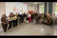 Bild Verleihung des Nachhaltigkeitspreises der Stadt Nürnberg am Donnerstag, 10. Juli 2025, in der Beruflichen Schule 2: Gruppenfoto mit den Preisträger-Schulen sowie den weiteren teilnehmenden Schulen.