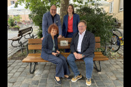 Bild Nürnbergs erste Plauderbank wurde am Donnerstag, 17. Juli 2025, auf dem Sebalder Platz von Bürgermeister Christian Vogel, Sozialreferentin Elisabeth Ries, Stadträtin Gabriele Penzkofer-Röhrl und dem Vereinsvorsitzenden Georg Reif (v.l.n.r.) der Öffentlichkeit übergeben.