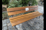 Bild Die erste Plauderbank steht in Nürnberg auf dem Sebalder Platz. Sie wurde am Donnerstag, 17. Juli 2025, der Öffentlichkeit übergeben.