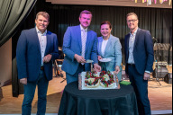 Bild 50. Jubiläumsfeier am Mittwoch, 30. Juli 2025, in der Bertolt-Brecht-Schule (von links): Dr. Thomas Krapf, Schulleitung, Oberbürgermeister Marcus König, Cornelia Trinkl, Schul- und Sportreferentin der Stadt Nürnberg, und Ralf Schekira, Geschäftsführer der wbg Unternehmensgruppe.