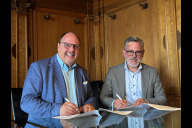 Bild Am Freitag, 1. August 2025, unterzeichneten Bürgermeister Christian Vogel (links) und Klaus Meyer, Geschäftsführer und Vorstandsvorsitzender der Arbeitsgemeinschaft Notfallmedizin Fürth, den Vertrag über die Alarmierung qualifizierter Ersthelfer bei Herz-Kreislaufstillstand.