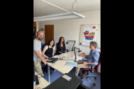 Bild Bildungshelden on Air – Podcast mit Geschichten, die Schule machen: Marius Hartl (links), Institut für Pädagogik und Schulpsychologie Nürnberg, mit den Schülerinnen Ellen Disch und Jenna Schünke sowie Dr. Mathias Rösch.