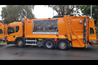 Bild Umweltreferentin Britta Walthelm präsentierte neue Kunstmotive auf fünf Abfallsammelfahrzeugen am Donnerstag, 28. August 2025, auf dem Gelände des Abfallwirtschaftsbetriebs der Stadt Nürnberg (ASN).