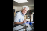 Bild Portrait Udo Kaller in seinem Atelier.