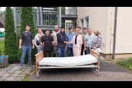 Bild Alexander Lissak, Partnerschaftsverein Charkiw-Nürnberg e. V., bedankt sich per Handschlag bei Indira Schmude-Basic, 2. Werkleiterin NürnbergStift, für die unbürokratische Spende.