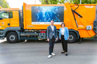 Bild Planungs- und Baureferent Daniel F. Ulrich und Umwelt- und Gesundheitsreferentin Britta Walthelm präsentierten die ausgewählten Kunstwerke auf Abfallsammelfahrzeugen – unter anderem „Plastikmeere“ von Christian Barta.