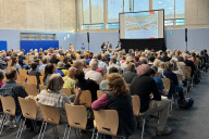 Bild Rund 250 Nürnbergerinnen und Nürnberger kamen am Donnerstag, 19. September 2024, ins im Schulzentrum Südwest in Eibach und informierten sich über den aktuellen Stand des Bauvorhabens Erneuerung der Hafenbrücken.