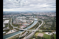Bild Drei Brücken müssen saniert werden. Die Frankenschnellwegbrücke (Bildmitte) verläuft in einem Stück über die Südwesttangente und den Main-Donau-Kanal. Bei der weiter südlich gelegenen Verkehrsachse Hafenstraße – Finkenbrunn (vorne) gibt es eine Brücke über den Kanal und eine Brücke über die Südwesttangente, die erneuert werden müssen.