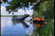 Bild Seit 2022 ist das stadteigene Mähsammelboot „Hummel“ im Volkspark Dutzendteich im Einsatz.