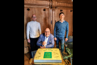 Bild Bürgermeister und Erster Werkleiter von NürnbergBad, Christian Vogel (Mitte), probiert die Geburtstagstorte zum 112. Geburtstag des Volksbads. Beim Anschneiden der Torte helfen der Technische Werkleiter Helmut Blaß (links) und der Kaufmännische Werkleiter Matthias Bach (rechts).