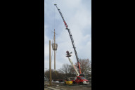 Bild Aufstellung des Kunstwerks "AHOI!" des Künstlers Michael Schrattenthaler am 30. November 2023 auf dem entstehenden Schulgelände des Maiacher Schulcampus.