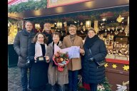 Bild Wirtschafts- und Wissenschaftsreferentin Dr. Andrea Heilmaier (vorne li.) überreichte am 18. Dezember 2024 den Zwetschgermoh in Gold für den schönsten Stand am Nürnberger Christkindlesmarkt an Anne Drüschler (Mitte), Mitarbeiterin am Stand von Spiel & Kunst GmbH von Frank Hehl aus Freudenstadt. Mit dabei waren die Mitglieder der Jury, Andreas Franke, Leiter des Amts für Kommunikation und Stadtmarketing, Andreas Wissen für das Hochbauamt, Marktamstleiter Marco von Dobschütz-Dietl und Yvonne Coulin, Geschäftsführerin der Congress- und Tourismus-Zentrale (v. li.).