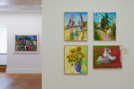 Bild Ausstellungsansicht "Vive la France! Der Einfluss Frankreichs auf die Nürnberger Kunst“ (11.07.23-05.11.23) mit Werken (vorne rechts) von Peter Angermann, Zwei Brücken bei Arles, 1993, Öl auf Leinwand 50x40 cm, Leihgabe Sammlung Hullmann & Kocheisen; Zypressen bei St. Remy, 1993, Öl auf Leinwand, 50x40 cm, Leihgabe des Künstlers; Sonnenblumen, 1993, Öl auf Leinwand, 50x40cm, Leihgabe aus Privatbesitz; Les souliers de l'artiste, 1993, Leihgabe des Künstlers © VG Bild-Kunst, Bonn 2023, Kunstvilla/Stadt Nürnberg; (hinten) Karl Meisenbach, Route Napoleon I, 1956, 73x100 cm, Leihgabe Ute Meisenbach-Baron