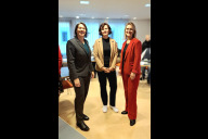 Bild Elisabeth Ries (links), erste Werkleiterin des NürnbergStift und Referentin für Jugend, Familie und Soziales der Stadt Nürnberg, begrüßt Melanie Miermeister (Mitte), die die Organisatorisch-Technische Werkleitung antritt und damit mit Indira Schmude-Basic die Zweite Werkleitung des NürnbergStift in Doppelspitze übernimmt.