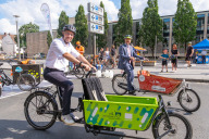 Bild Stadtradeln 2024: Offizielle Abschlussveranstaltung auf dem Dr.-Peter-Schönlein-Platz / Kornmarkt am Montag, 22. Juli 2024, mit  Oberbürgermeister Marcus König (re.) und Planungs- und Baureferent Daniel F. Ulrich.