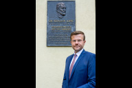 Bild Oberbürgermeister Marcus König vor der Gedenktafel des ehemaligen Oberbürgermeisters ( von 1920-33 ) Hermann Luppe auf dem Hermann-Luppe-Platz
