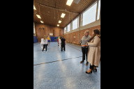 Bild Bild 1: Schul- und Sportreferentin Cornelia Trinkl (rechts) mit Heidi Schwenk, Schulleiterin der Carl-von-Ossietzky Mittelschule, beim Taekwondo-Training der Schülerinnen und Schüler.