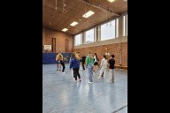 Bild Taekwondo-Training der Schülerinnen und Schüler der Carl-von-Ossietzky Mittelschule mit ihren zwei ukrainischen Trainern.