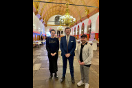 Bild Oberbürgermeister Marcus König (Mitte) mit den beiden Talk-Gästen der Feier: Olga Komarova und Faysal Bayrakdar.