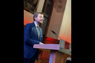 Bild Oberbürgermeister Marcus König bei seiner Ansprache. Er rief die Gäste dazu auf, sich für eine stabile Demokratie einzusetzen.