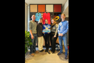 Bild Die Werkleiter Helmut Blaß (li.) und Matthias Bach (re.) überreichten Dorothee Grünauer, Patricia Reinisch und Jana Hübner (v. li.) zum millionsten Besuch 2024 ein Geschenkpaket.