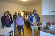 Bild Elisabeth Ries (links), Referentin für Jugend, Familien und Soziales, führt gemeinsam mit Kevin Schwarzer (neben ihr, im Hintergrund), Mitglied im Regionalvorstand der Johanniter-Unfallhilfe, durch die vom Sozialamt neu eröffnete Unterkunft für schutzbedürftige, obdachlose Frauen.