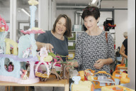 Bild Familienreferentin Elisabeth Ries (li.) betrachtet gemeinsam mit Andrea Möhringer, Vorständin der Stiftung Kinderförderung von Playmobil, die Auslage von „AruK plus“ im Südstadtforum. 