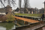 Bild Der Henkersteg, eine überdachte Holzbrücke aus dem Jahr 1954, verbindet den Unschlittplatz mit dem Trödelmarkt. Nach der rund dreimonatigen Sanierung, ist der Steg nun wieder geöffnet.
